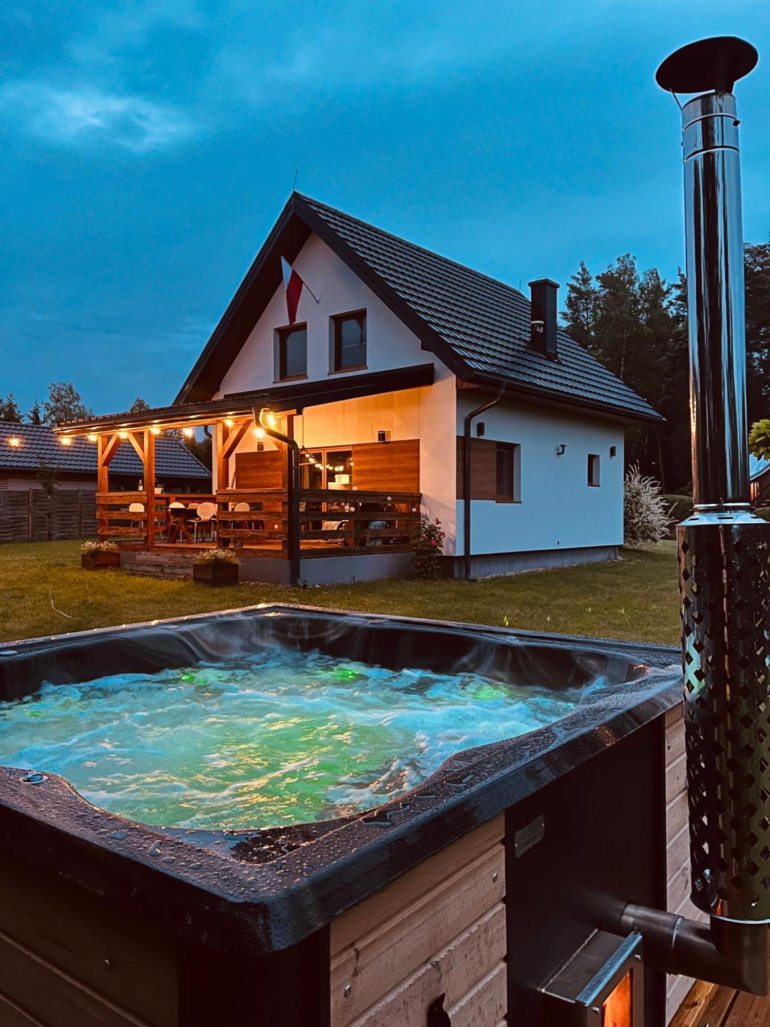 Domek Z Kominkiem Nad Jeziorem Z Jacuzzi Ogrodowym Sumowo  Kültér fotó